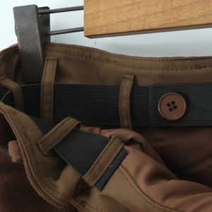 Jupe trapèze en laine marron avec taille élastique intérieure ajustable et bouton de serrage
