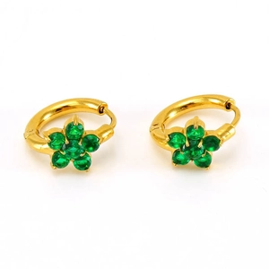 Vue macro de créoles plaquées or 18 carats avec fleurs de zircon vert serties