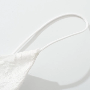Mini robe blanche en jacquard de style français avec fines bretelles et coupe ajustée élégante