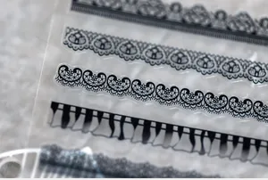 Gros plan détaillé de motifs de dentelle complexes sur des autocollants à ongles ultra-fins