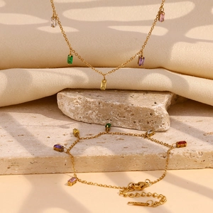 Parure collier et bracelet en acier titane doré avec zircons carrés multicolores