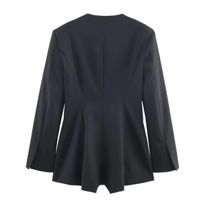 Vista posteriore di una tuta blazer nera minimalista a doppio petto con vestibilità slim