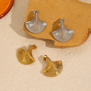 Boucles d'oreilles géométriques en éventail avec zircons en finitions or et argent