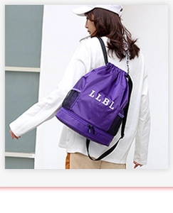 Dettaglio dello zaino viola a coulisse con scomparto inferiore e logo LLBL bianco