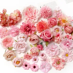 Detalle de cabezas de flores de seda rosa como rosas y peonías para manualidades DIY