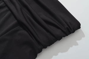 Gros plan détaillé montrant la texture et les plis souples de la jupe sirène en maille noire