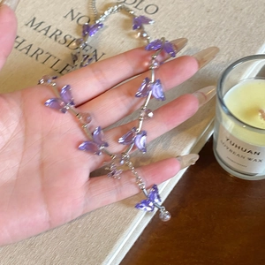 Elegantes Silber-Choker mit durchscheinenden lila Kristall-Schmetterlingsanhängern