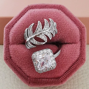 Anello regolabile a piuma d'argento e anello con halo quadrato in scatola rosa