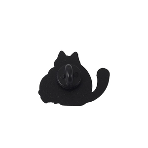 Épingle de chat noir en émail punk avec finition mate et fermoir papillon sécurisé