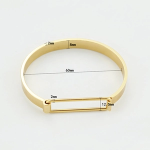 Vista dettagliata del bracciale dorato con diametro interno 60 mm e larghezza 8 mm