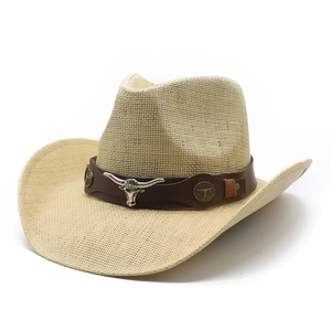 Chapeau de cowboy en paille avec bandeau en cuir et ornement tête de taureau argentée