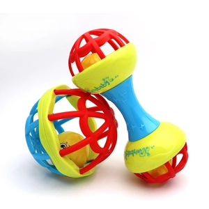 Détails de hochets colorés rouge bleu et jaune pour bébé sur fond blanc et épuré