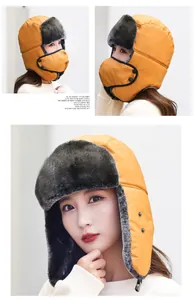 Détail du chapeau aviateur jaune gingembre avec doublure en fourrure et masque amovible