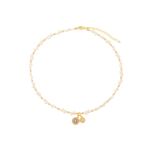 Collier plaqué or 18k avec perles et pendentifs circulaires en zircon sur fond blanc