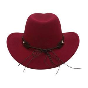 Détail de face d'un chapeau de cowboy bordeaux avec bandeau en cuir orné de clous