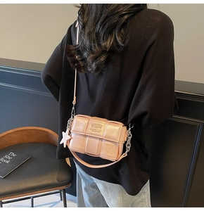 Détail du sac carré rose en PU tressé avec pendentif étoile et chaîne élégante