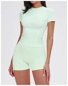 Dettaglio del completo yoga senza cuciture verde menta con top a costine e pantaloncini