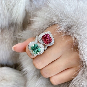 Detailansicht luxuriöser Doppelherzringe mit grünen und rosa Turmalin-Edelsteinen