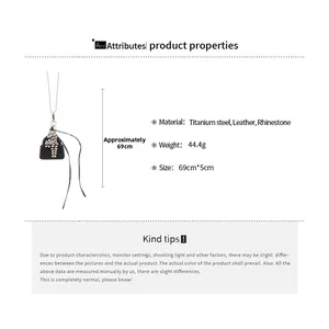 Détail du pendentif en acier titane avec dentelle de cuir et strass étincelants