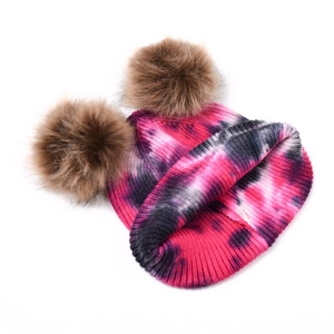 Bonnet en tricot tie-dye avec deux pompons en fausse fourrure rose noir et blanc