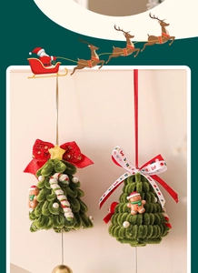 Addobbi natalizi fatti a mano in ciniglia verde a forma di albero con omino pan di zenzero