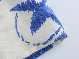 Detaillierte Makroansicht von cremeweißem Baumwoll-Leinen-Stoff mit blauem abstraktem Print