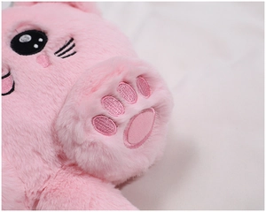 Gros plan détaillé du sac en peluche rose montrant la fourrure douce et la patte de chat