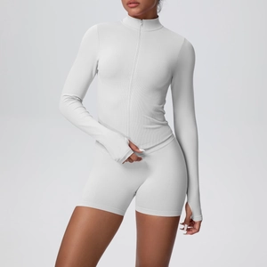 Détail de l'ensemble de yoga gris clair avec manches passe-pouce et short à taille haute