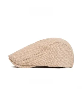 Vue latérale de la casquette plate beige montrant la texture tissée et le motif à chevrons