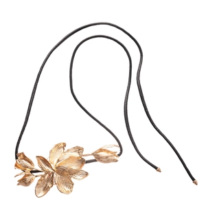 Chaîne de taille tulipe en métal avec pétales dorés 3D sur un cordon noir élégant