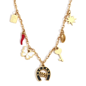 Collar de herradura y mariposa chapado en oro de 18K con colgantes de suerte y estrella