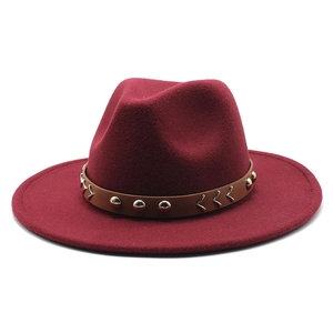 Détail du chapeau en feutre de laine avec bande en cuir et rivets métalliques