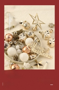 Détail de décorations de Noël or champagne et bronze avec divers motifs et textures