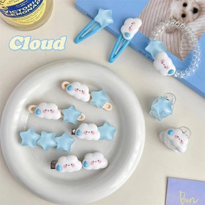 Plano cenital de accesorios para el cabello de niños con temas de nubes y estrellas