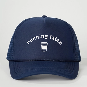 Cappellino trucker blu navy con ricamo running latte e rete posteriore traspirante