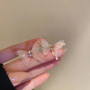 Boucles d'oreilles papillon roses scintillantes avec strass pour un look frais