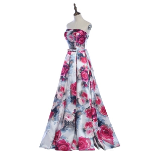 Elegante abito da sera lungo a fascia con stampa floreale di rose su raso grigio