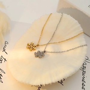 Fashionable 18K Gold Plated Stainless Steel Snowflake Pendant Necklace For Women Elegant Snowflake Clavicle Chain Jewelry Gift