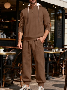 Survêtement marron pour hommes avec motif en losange texturé dans un cadre urbain