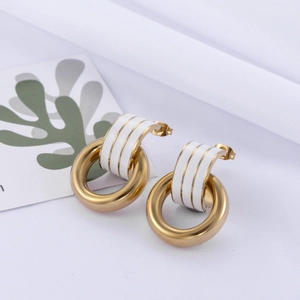 Boucles d'oreilles doubles anneaux minimalistes en acier doré avec détails émaillés blancs