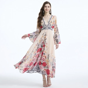 Abito lungo floreale con scollo a V, maniche a campana e ricami in vita su chiffon beige