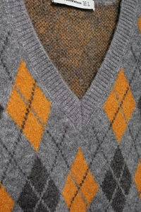 Detail shot of V-neck argyle knit sweater vest with MWOMAN brand size label