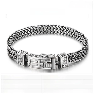 Détail du bracelet punk en acier inoxydable avec dimensions 220x8mm et poids de 39,5g