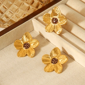 Dettaglio del set orecchini e anello a fiore in acciaio inossidabile 18K con stampa leopardata