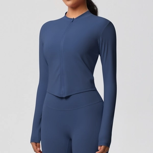 Détail de la veste de yoga bleu marine ajustée avec fermeture éclair et leggings