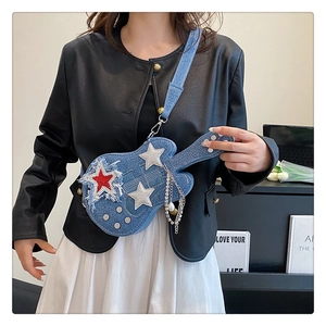 Dettaglio borsa a tracolla in denim a forma di chitarra con stella e catena in metallo