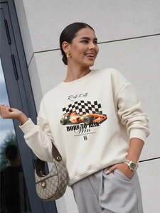 Felpa chic color crema con stampa racing e stile streetwear da donna all'aperto