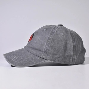 Dettaglio del cappellino vintage in cotone lavato grigio con ricamo a fragola
