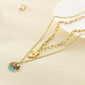 Collier double épaisseur en acier doré avec pendentifs dauphin, palmier et perle blanche