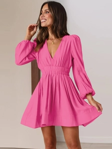 Elegante abito a pieghe rosa rosa con scollo a V, maniche lunghe e vita aderente